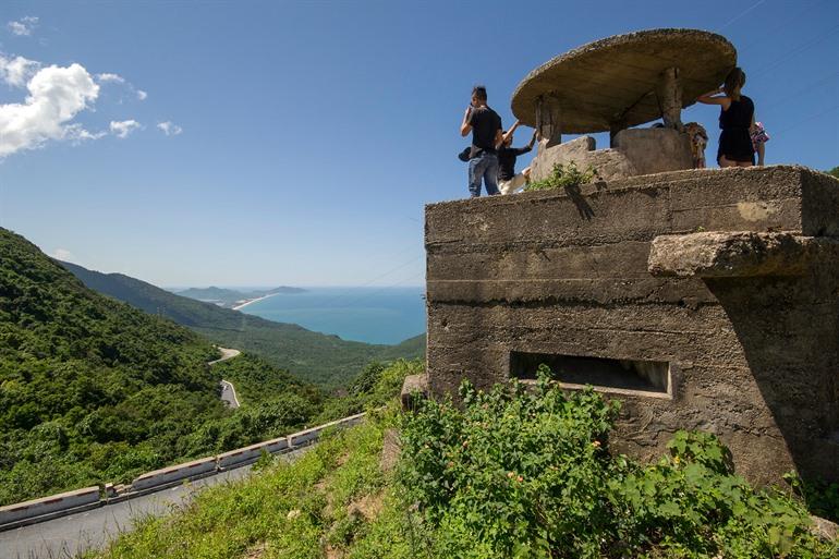 Uitzicht vanaf een oude militaire bunker langs de Hai Van Pass