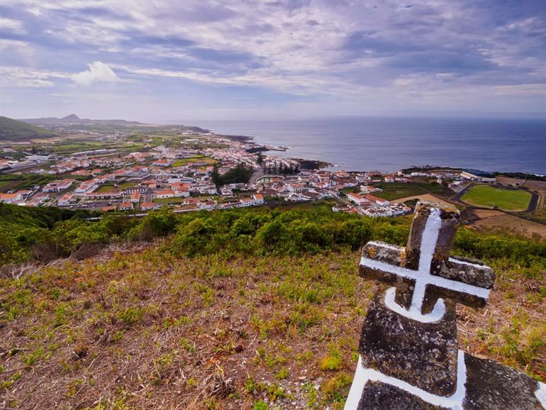 Uitzicht vanaf Monte Nossa Senhora da Ajuda op Santa Cruz da Graciosa