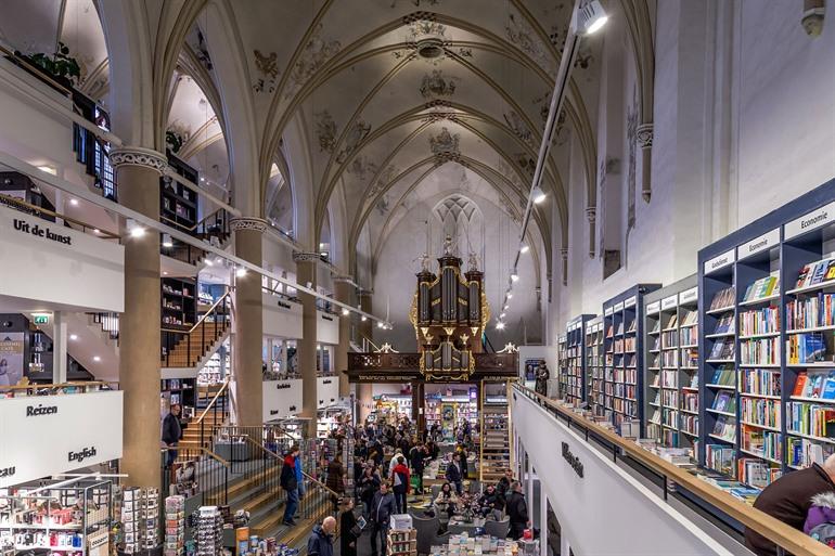 Unieke boekenwinkel in de kerk van Zwolle