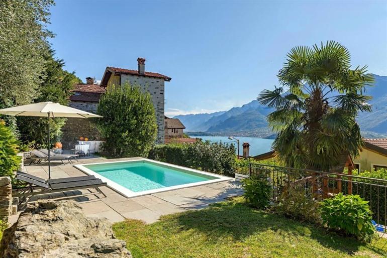 Vakantiehuis Casa Artis boeken in Gravedona met buitenzwembad en prachtig uitzicht over het meer