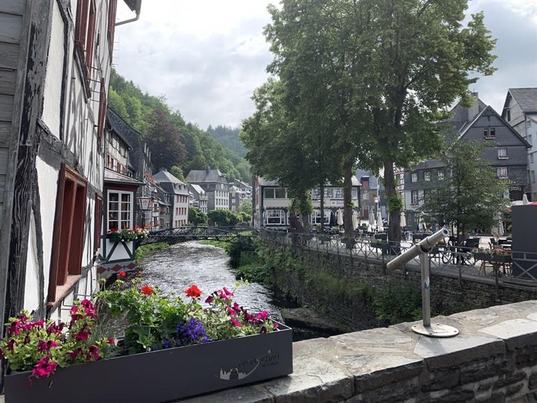 Vakwerkhuizen langs het water in Monschau