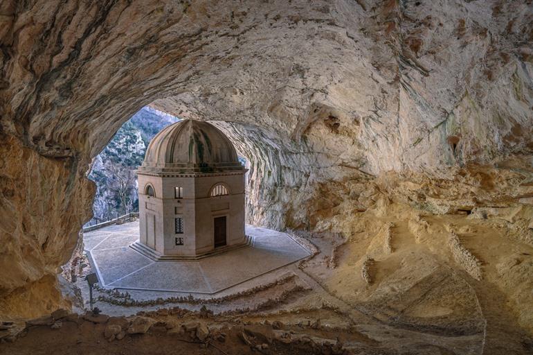Valadier Tempel - Monte Frasassi