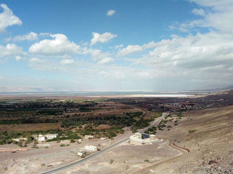 Vallei van de Dode Zee en het Museum van de Laagste Plaats op Aarde op de voorgrond, Jordanië