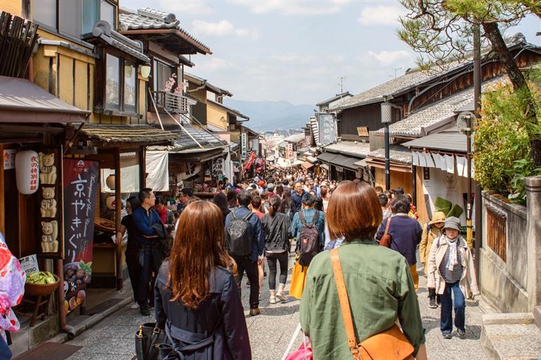 Vele toeristen in de buurt Gion in Kyoto