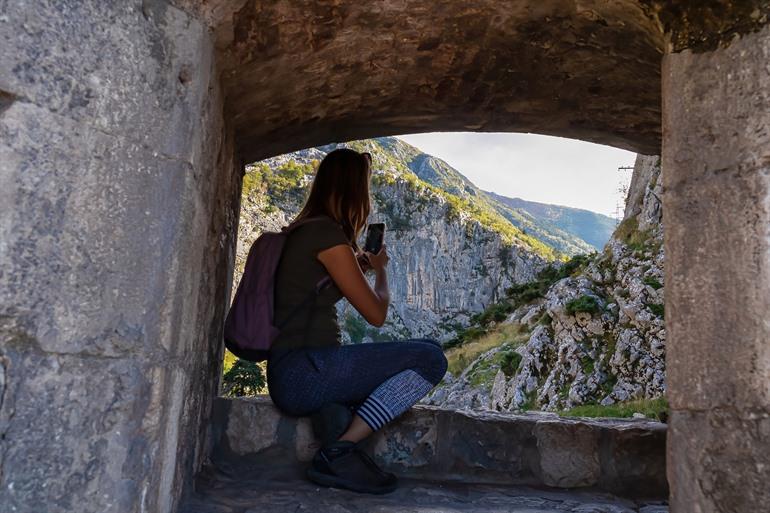 Venster in het fort van San Giovanni als 'verboden doorgang', Montenegro