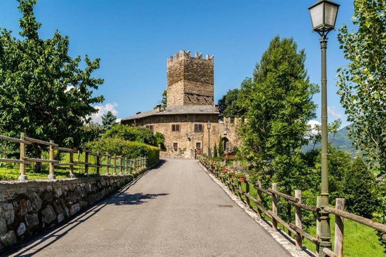Verblijf bij B&B La Tour de Villa in een middeleeuws kasteel