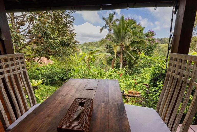 Verblijf in een houten huisje met een schitterend uitzicht over de riviervallei en de terrasvormige rijstvelden