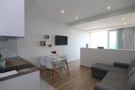 Verblijf in Lakones Deluxe Suites en ontdek de omgeving door wandelen en fietsen