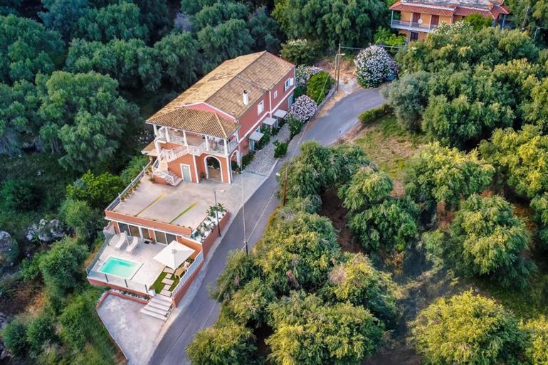 Verblijf in Stavroula Studio's en geniet van een prachtig uitzicht over Paleokastritsa