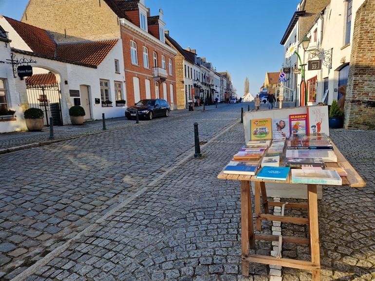 Verkoop boeken op straat in Damme