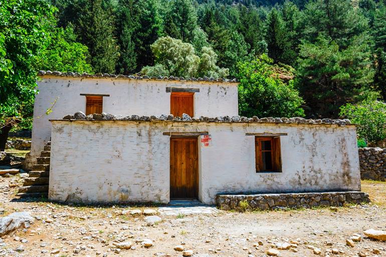 Verlaten gebouwen in Samaria, Kreta