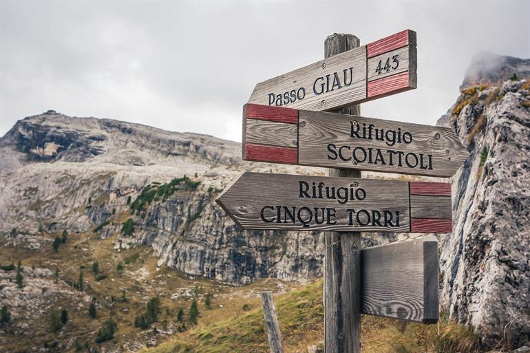 Verschillende trails naar de Cinque Torri in de Dolomieten