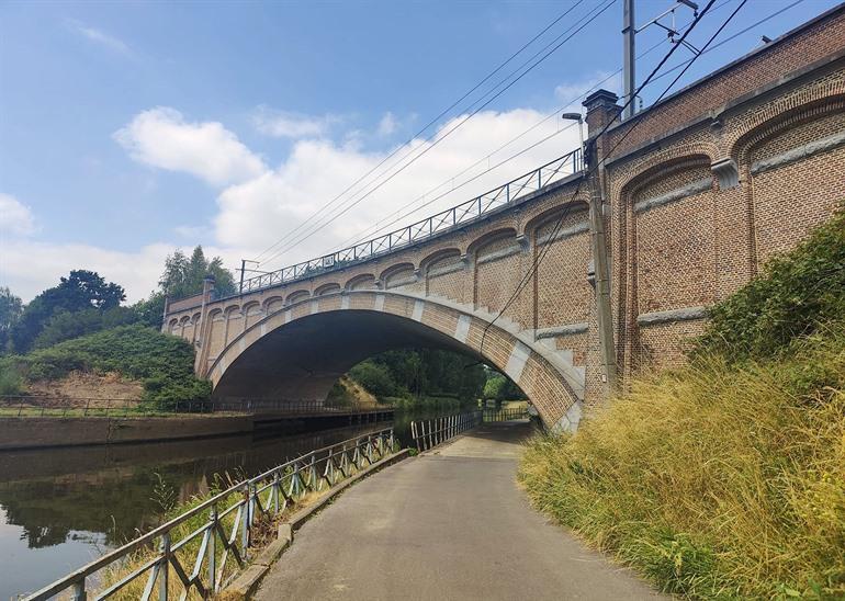 Via de Boogbrug terug naar het station van Denderleeuw