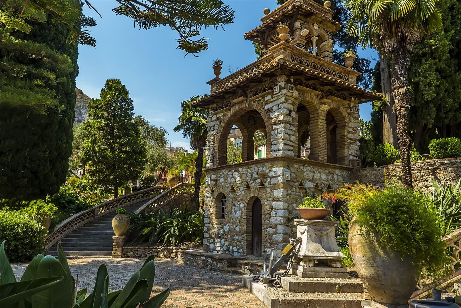 Padiglione e giardini della Villa Comunale di Taormina