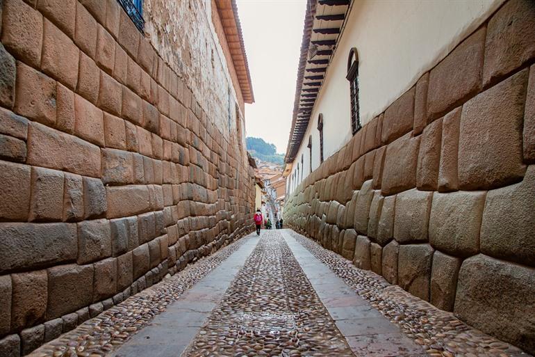 Vind jij de twaalfhoekige steen in Calle Hatunrumiyoc?