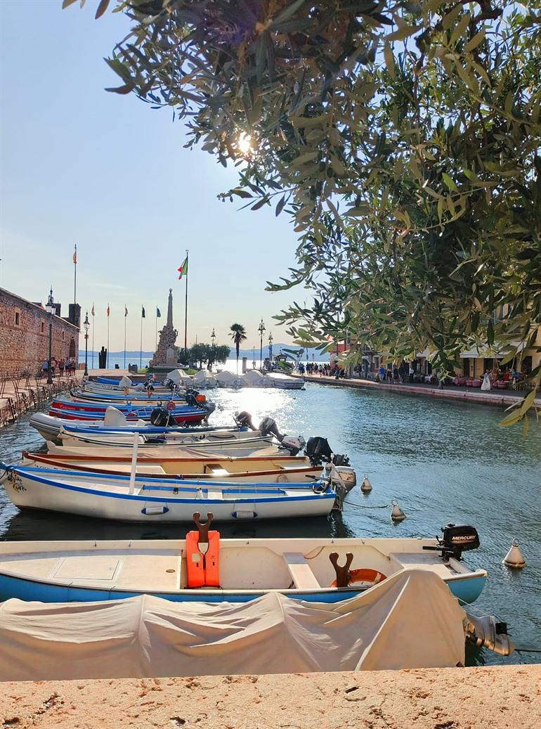 Vissersbootjes rondom de San Niccolò-kerk aan de haven