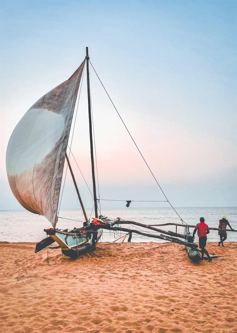 Vissersboten op het strand van Negombo