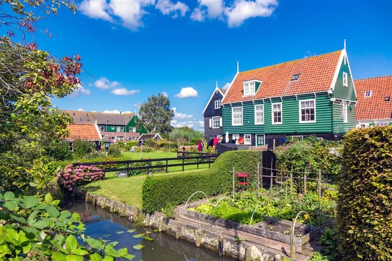 Vissershuisjes op schiereiland Marken, Noord-Holland