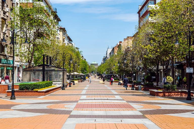 Vitosha Boulevard met aan het einde de kathedraal, Sofia
