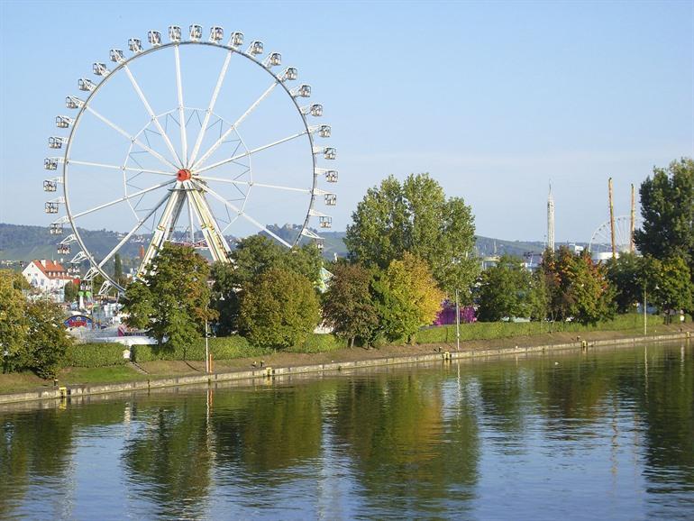 Volksfeest Cannstatter Wasen in Stuttgart bijwonen