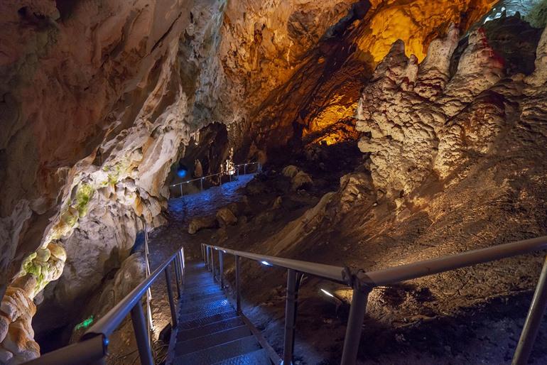Vrelo-grot in de Matka Canyon in Noord-Macedonië