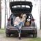 vrouw en hond op vakantie