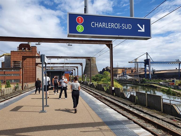Wachten op de metro in Charleroi