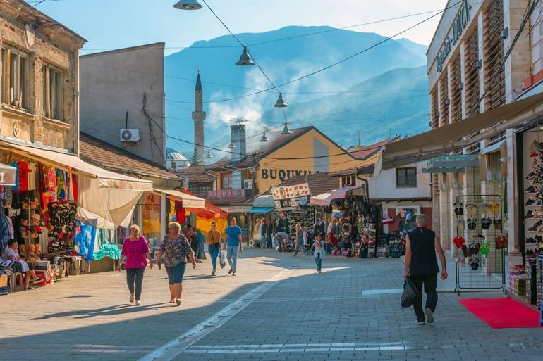 Wandel door de oude bazaar van Peja