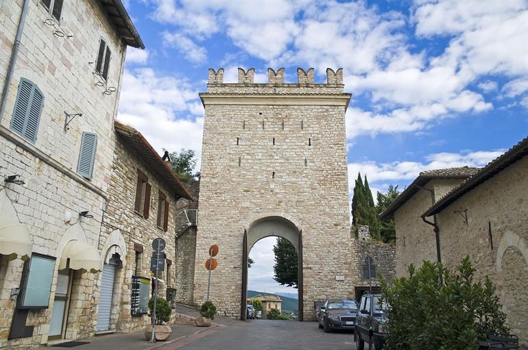 Wandel door de Porta Nuova, Assisi