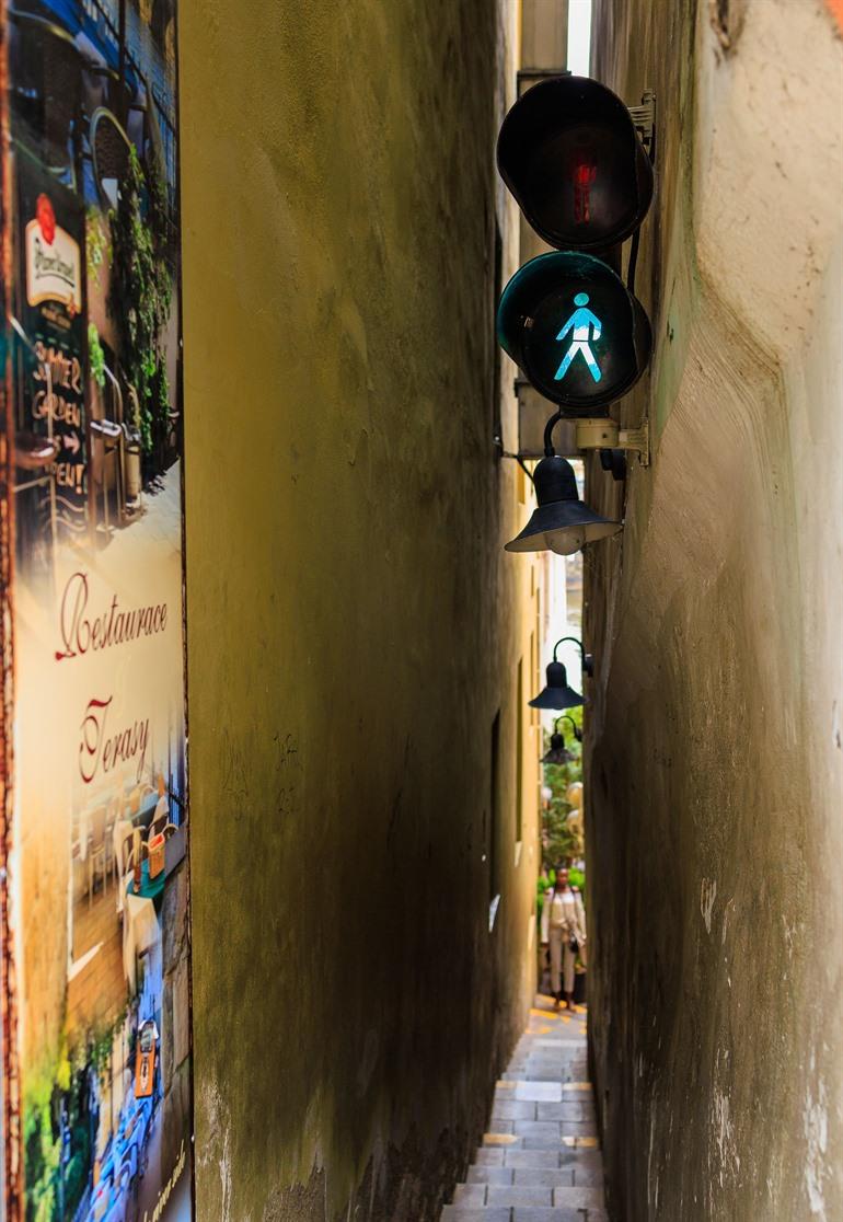 Wandel door het smalste steegje van Praag