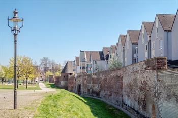 Wandel langs de oude stadsmuur van Duisburg