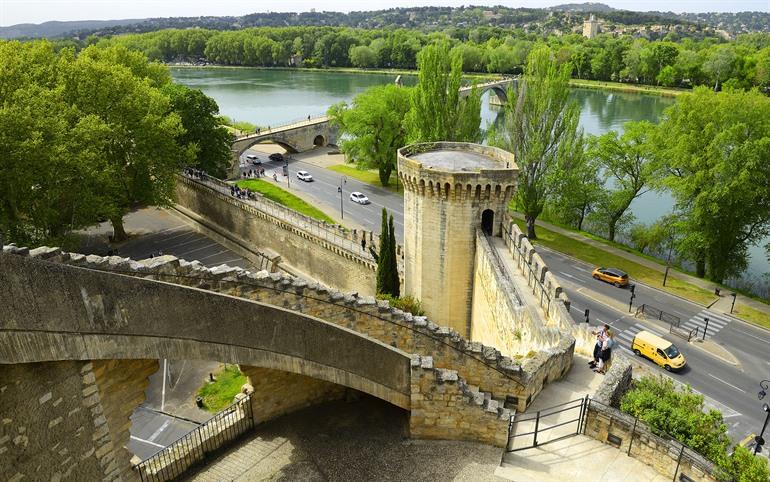 Promenez-vous le long des remparts d’Avignon, Provence