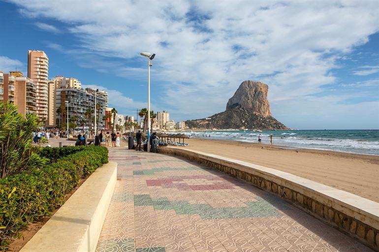 Wandel over de boulevard van Calpe