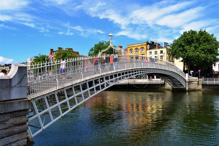Wandel over de Ha'penny Bridge in Dublin