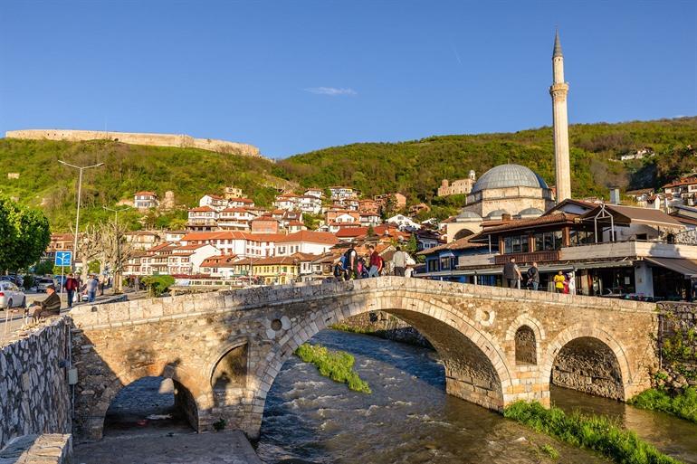 Wandel over de iconische stenen brug Ura e Gurit, Prizren