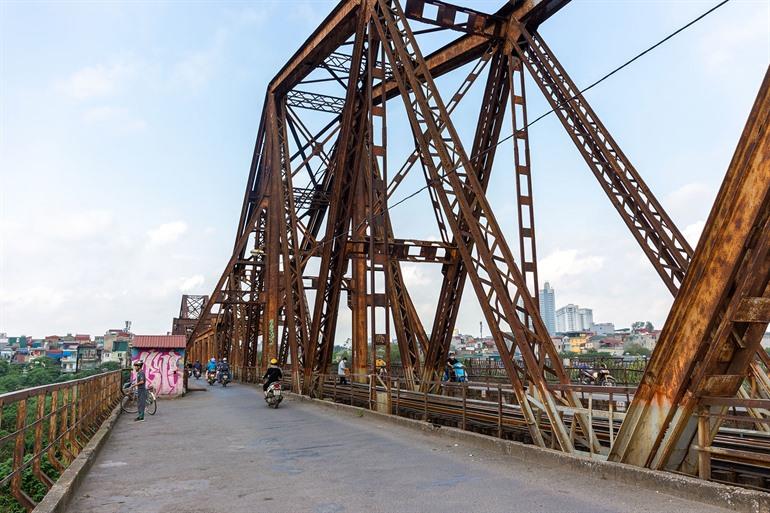 Wandel over de Long Biên-brug, Hanoi