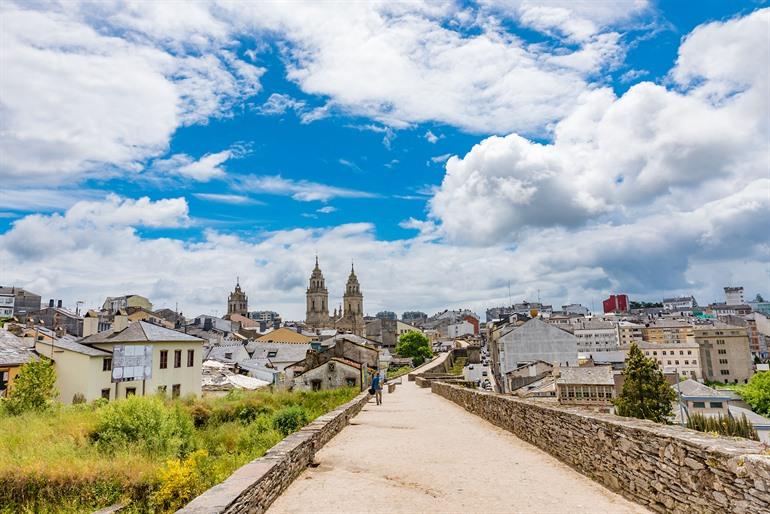 Wandel over de Romeinse vestingmuren van Lugo, Galicië in Spanje