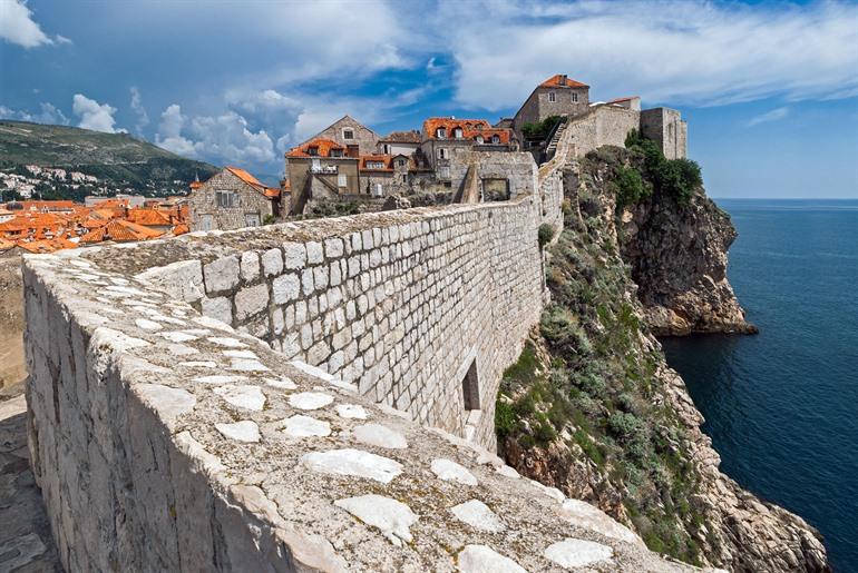 Wandel over de stadsmuren van Dubrovnik, Kroatië