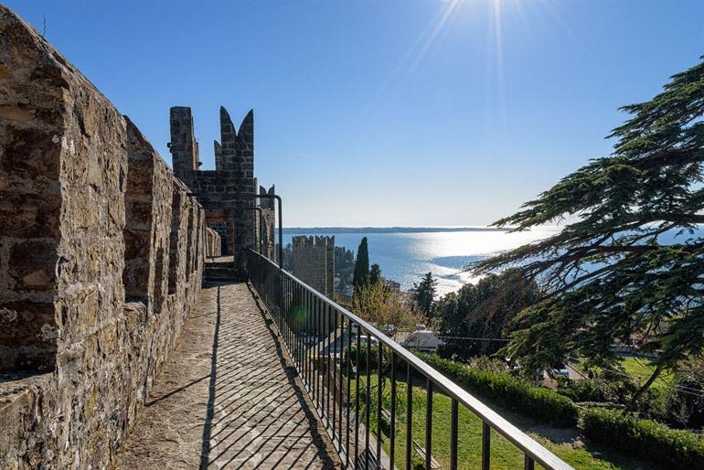 Wandel over de stadsmuren van Piran, Slovenië