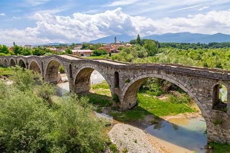 Wandel over de stenen brug Ura e Terzive, vlakbij Gjakova