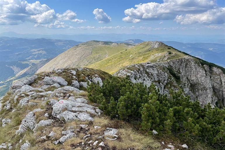 Wandel verder naar de top van Hajla in Montenegro