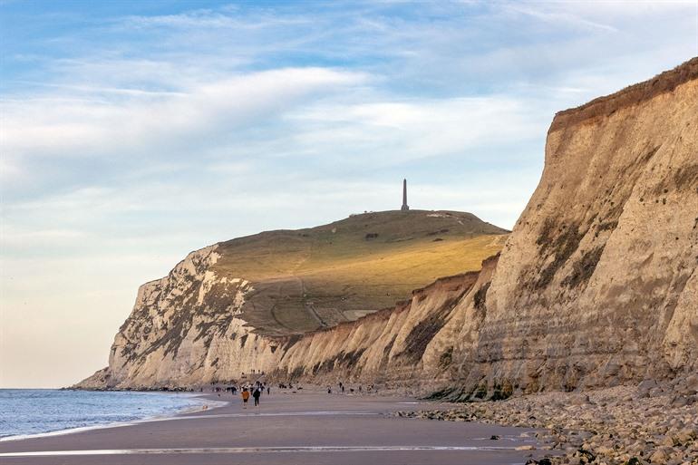 Wandelaars aan de voet van Cap Blanc-Nez