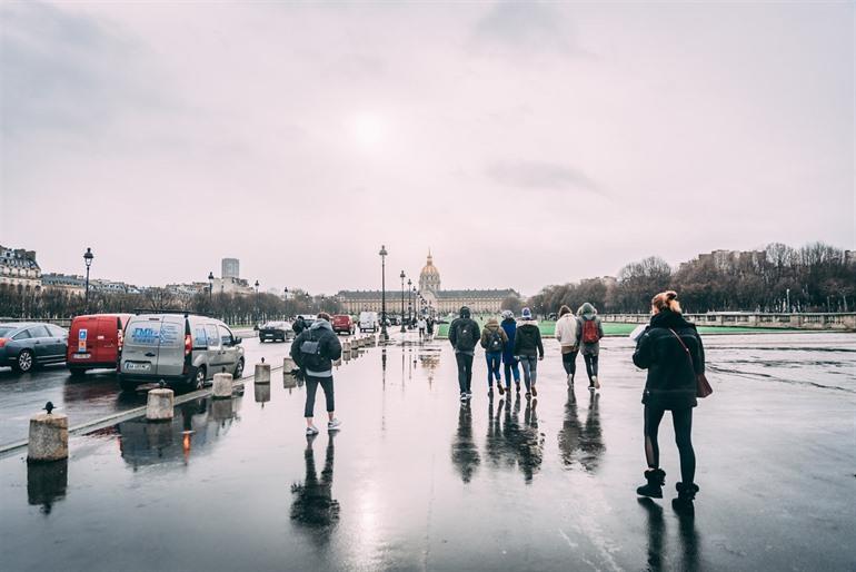 Wandelaars richting des Invalides