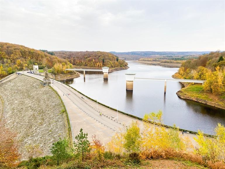 Wandelen aan de stuwdam van Gileppe