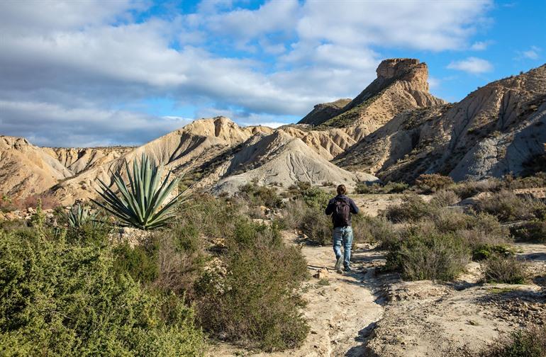 Wandelen door het ruige landschap van de Tabernas woestijn, Andalusië