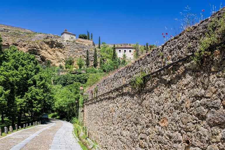 Wandelen langs de stadsmuur in Segovia, Spanje
