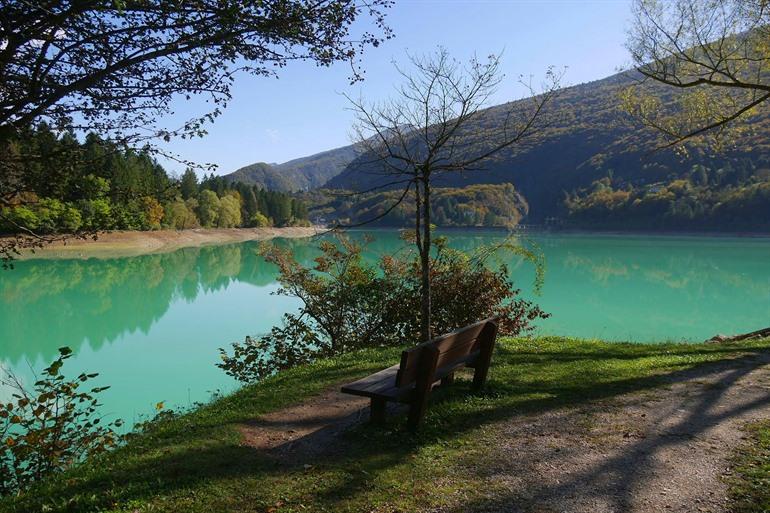 Wandelen langs het Barcis-meer