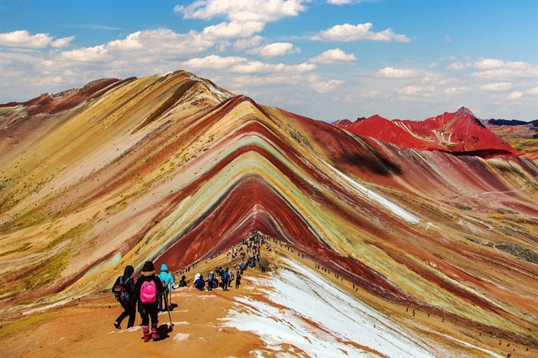 Wandelen op de gekleurde bergen in Peru