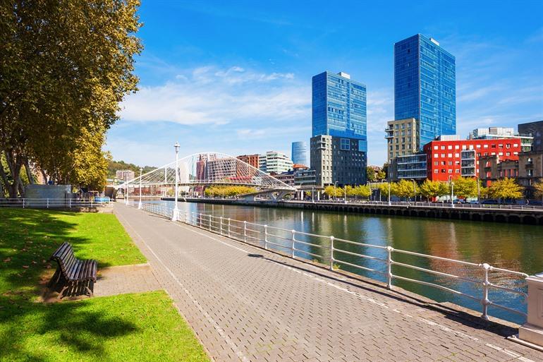 Wandelen over de boulevard langs de Nervión in Bilbao
