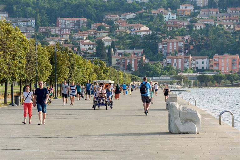 Wandelen over de Koprska promenada, Koper in Slovenië